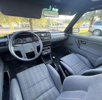 Only difference now is the stereo, it has since been replaced by Blaupunkt Bremen SQR unit.