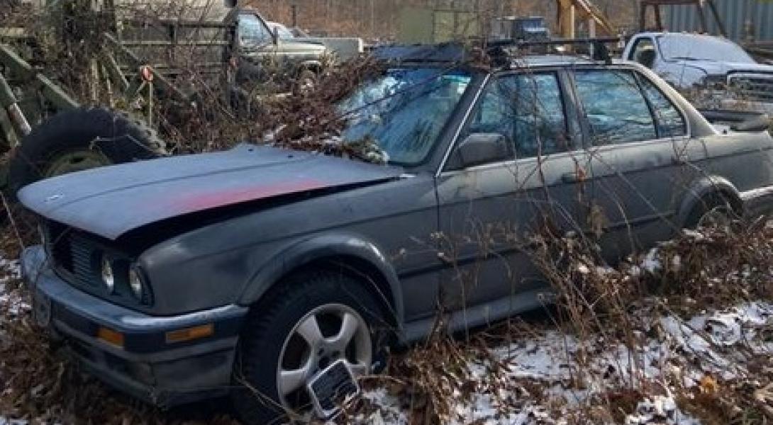 BMW 325is in yard