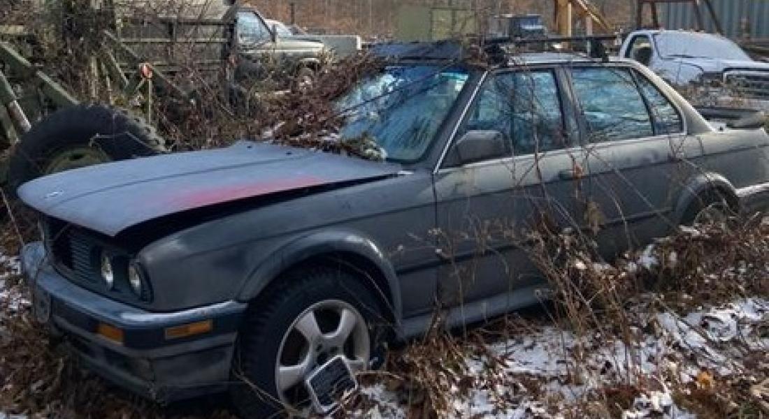 BMW 325is in yard
